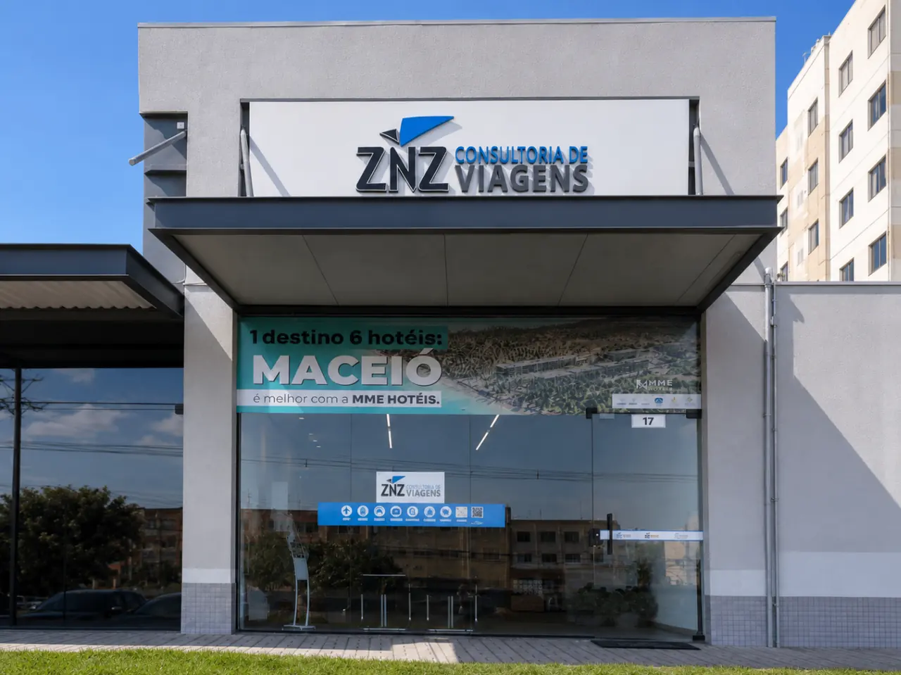 Fachada comercial em ACM cinza com marquise