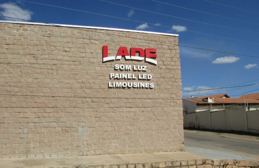 Letreiro LADE aplicado em fachada de tijolos