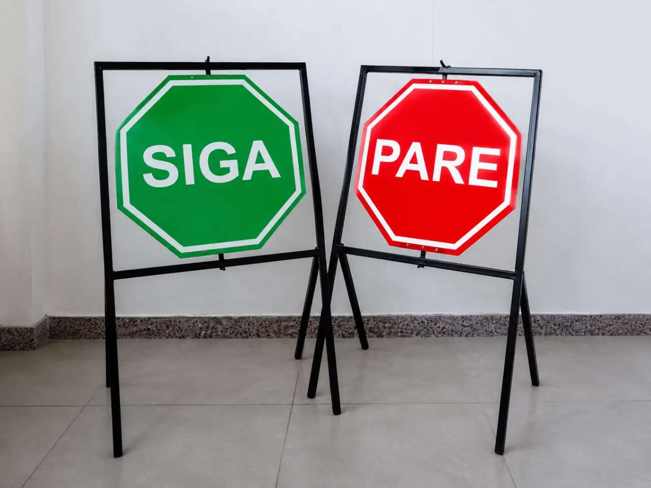 Cavaletes de trânsito com siga e pare