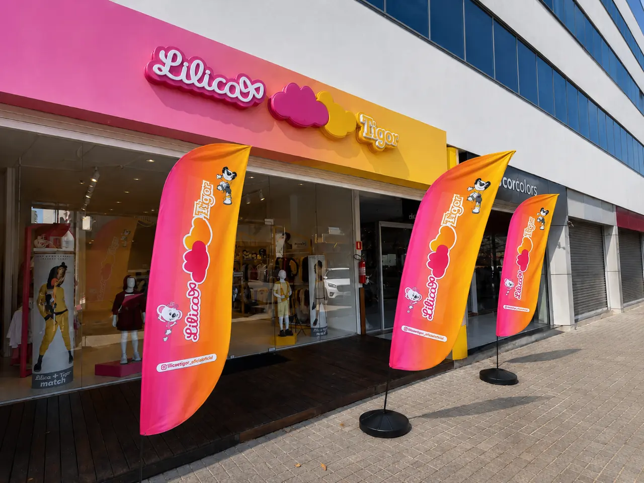 Fachada comercial em ACM rosa e amarelo