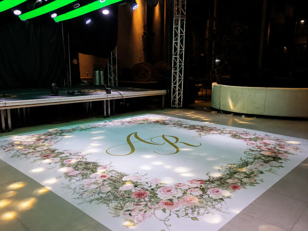 Painel cenográfico floral com monograma