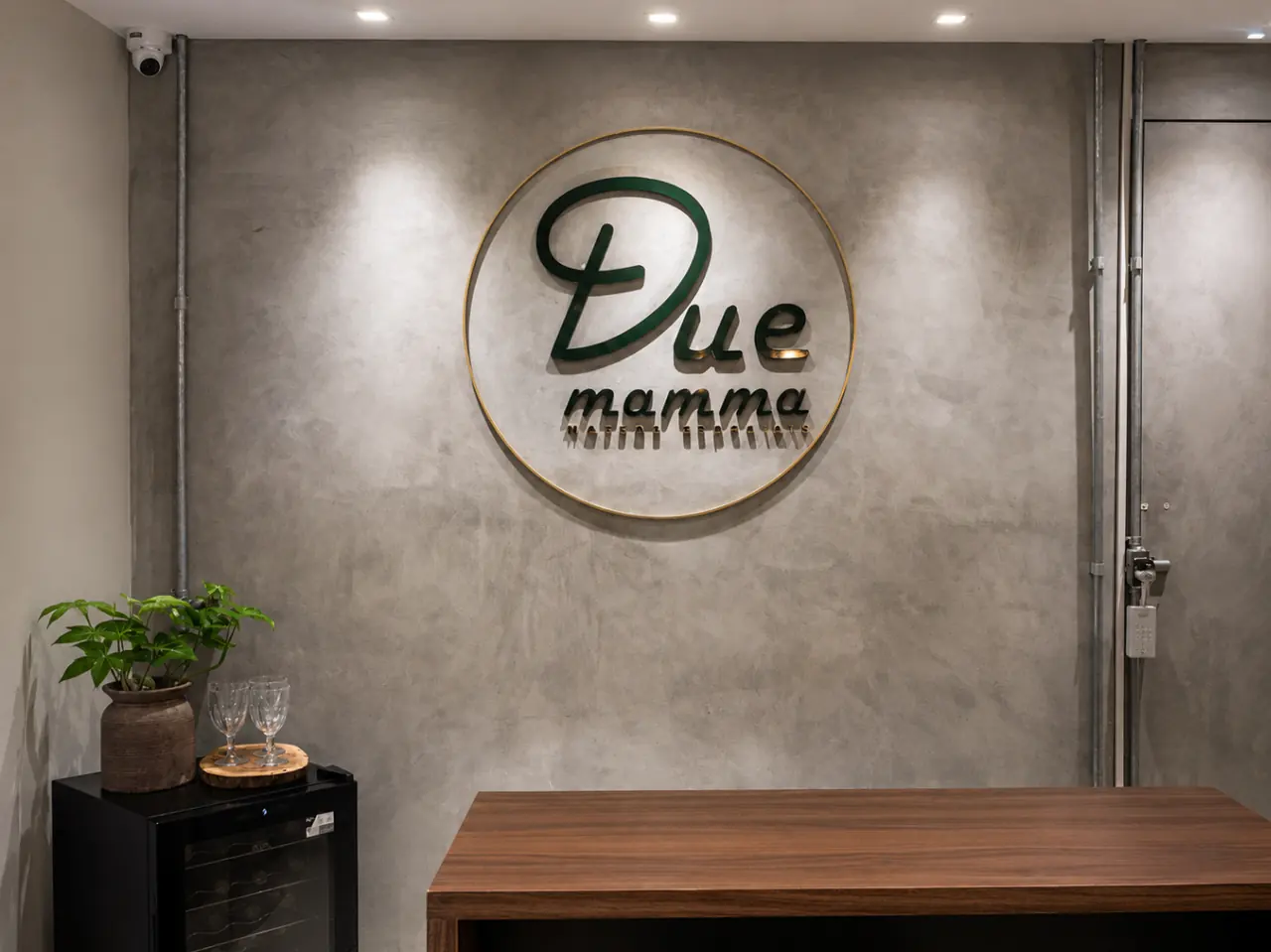 Letreiro com acabamento dourado em ambiente interno
