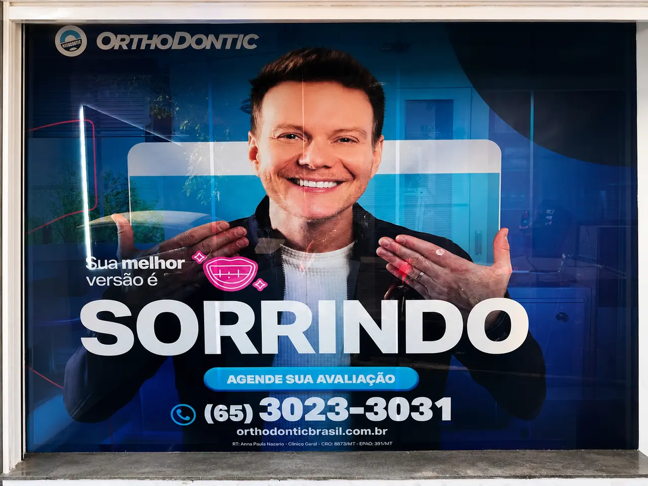 Vitrine adesivada de clínica