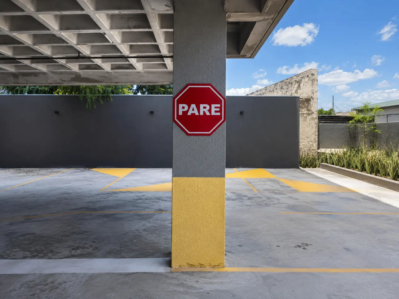 Cavalete de sinalização de obra