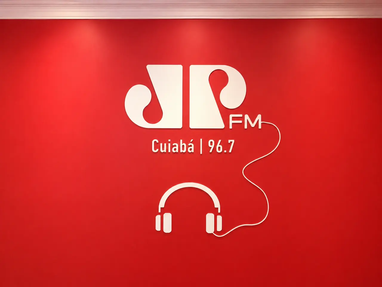 Logotipo Jovem Pan FM Cuiabá em relevo