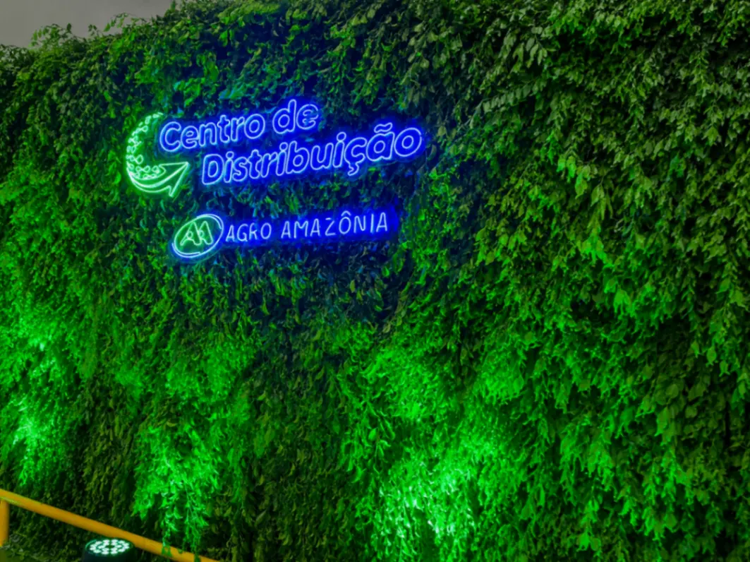 Letreiro neon azul em centro de distribuição