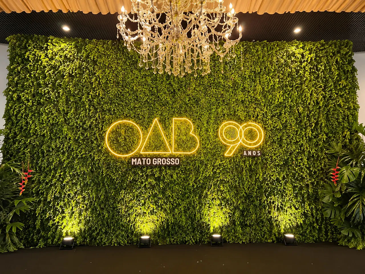 Painel com letreiro iluminado para evento