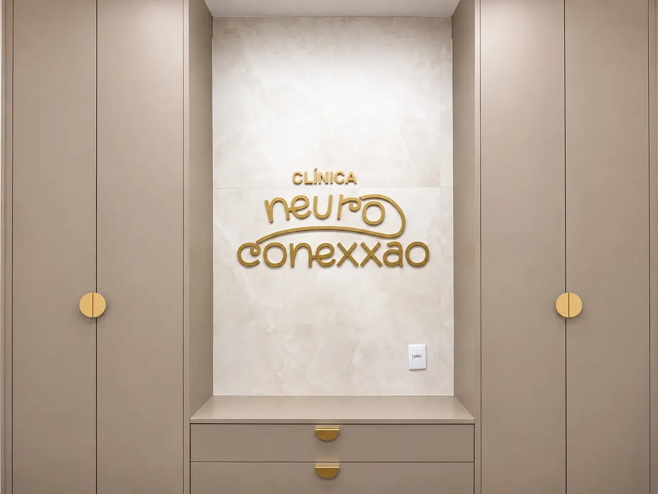 Letras douradas em parede de mármore