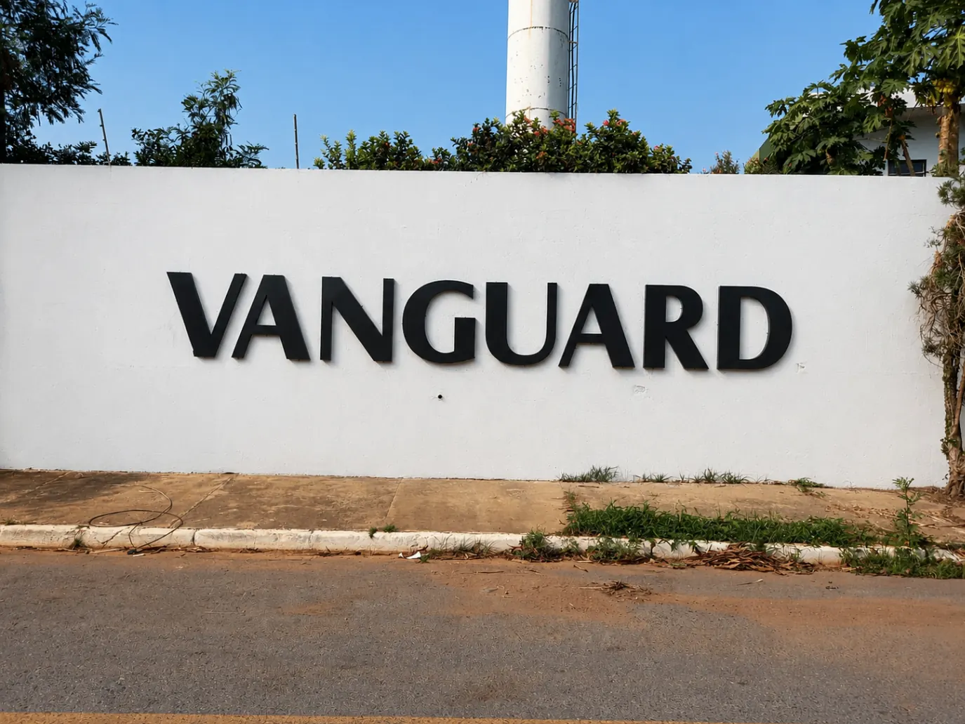 Letras caixa pretas Vanguard aplicadas em muro branco