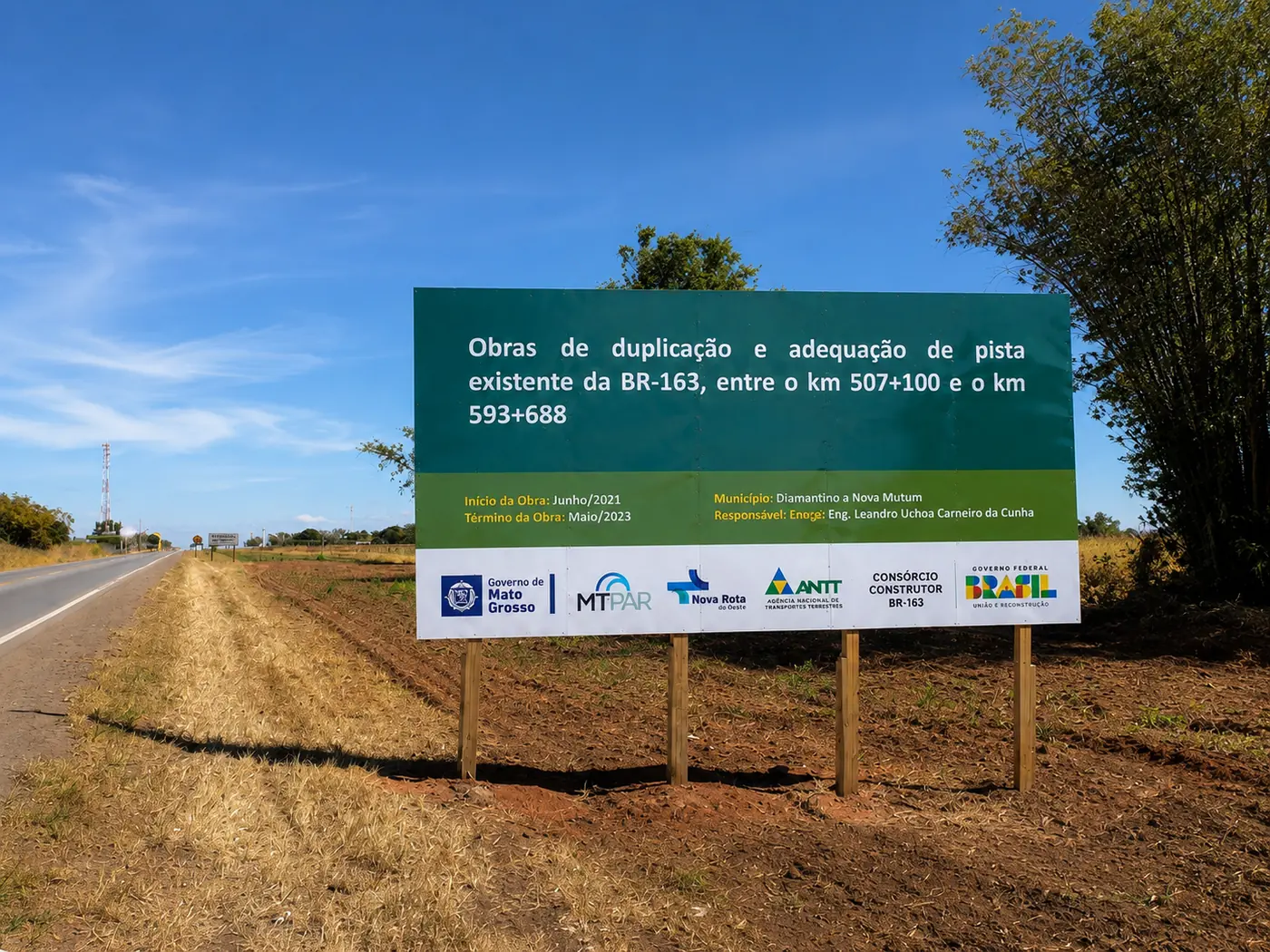 Placa de obra rodoviária em grande formato