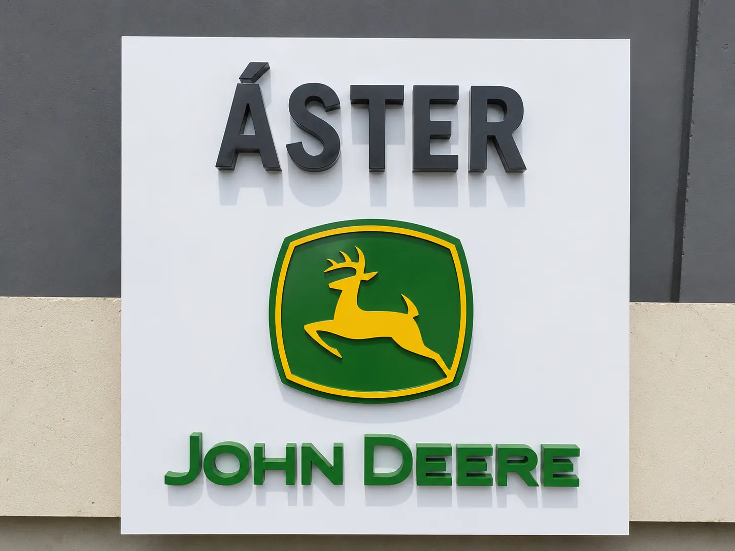 Placa branca com letras caixa Aster e símbolo John Deere