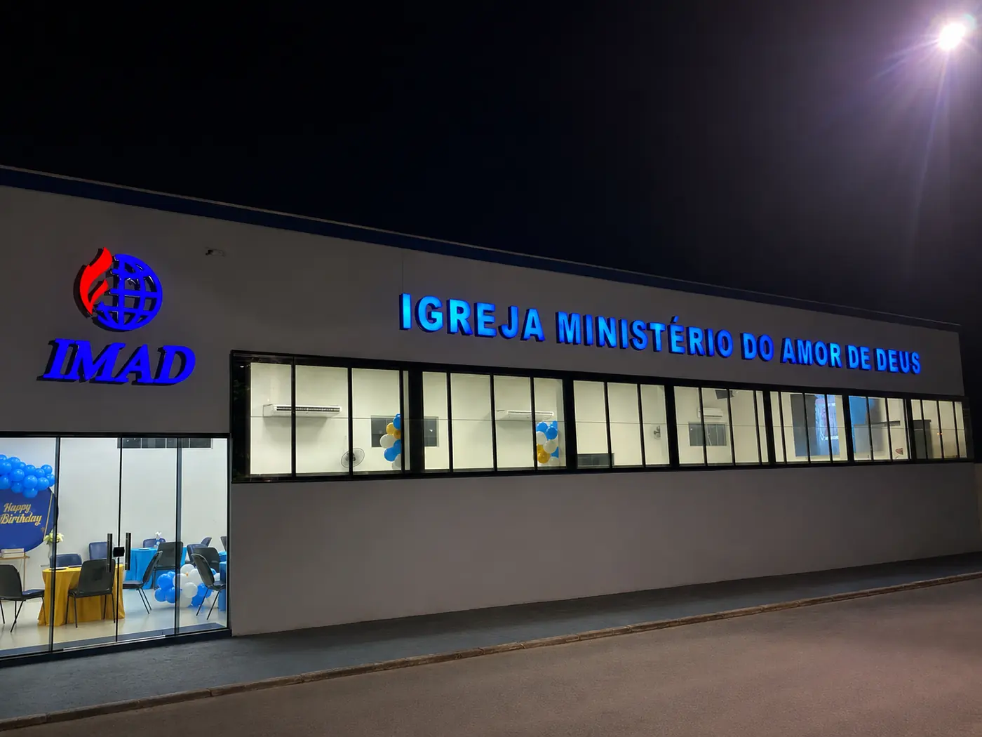 Fachada  com letras em acrílico iluminado