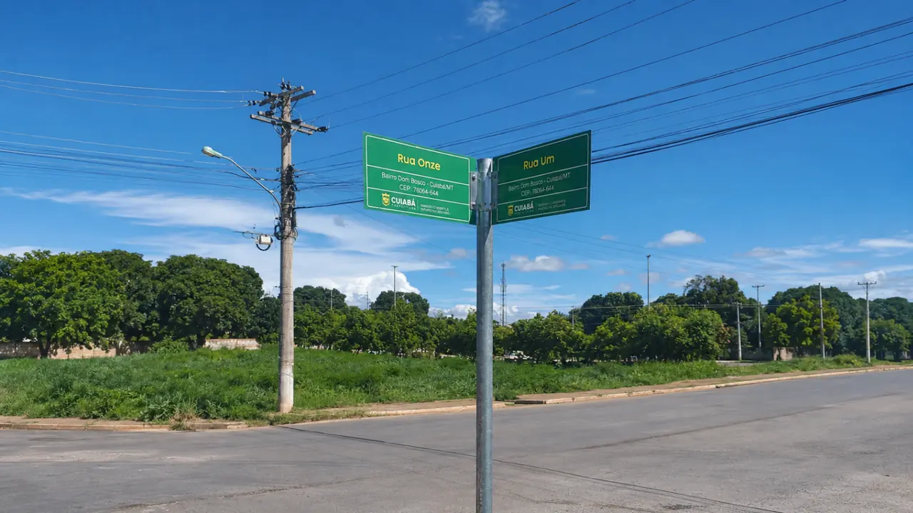 Placa aérea de identificação de ruas