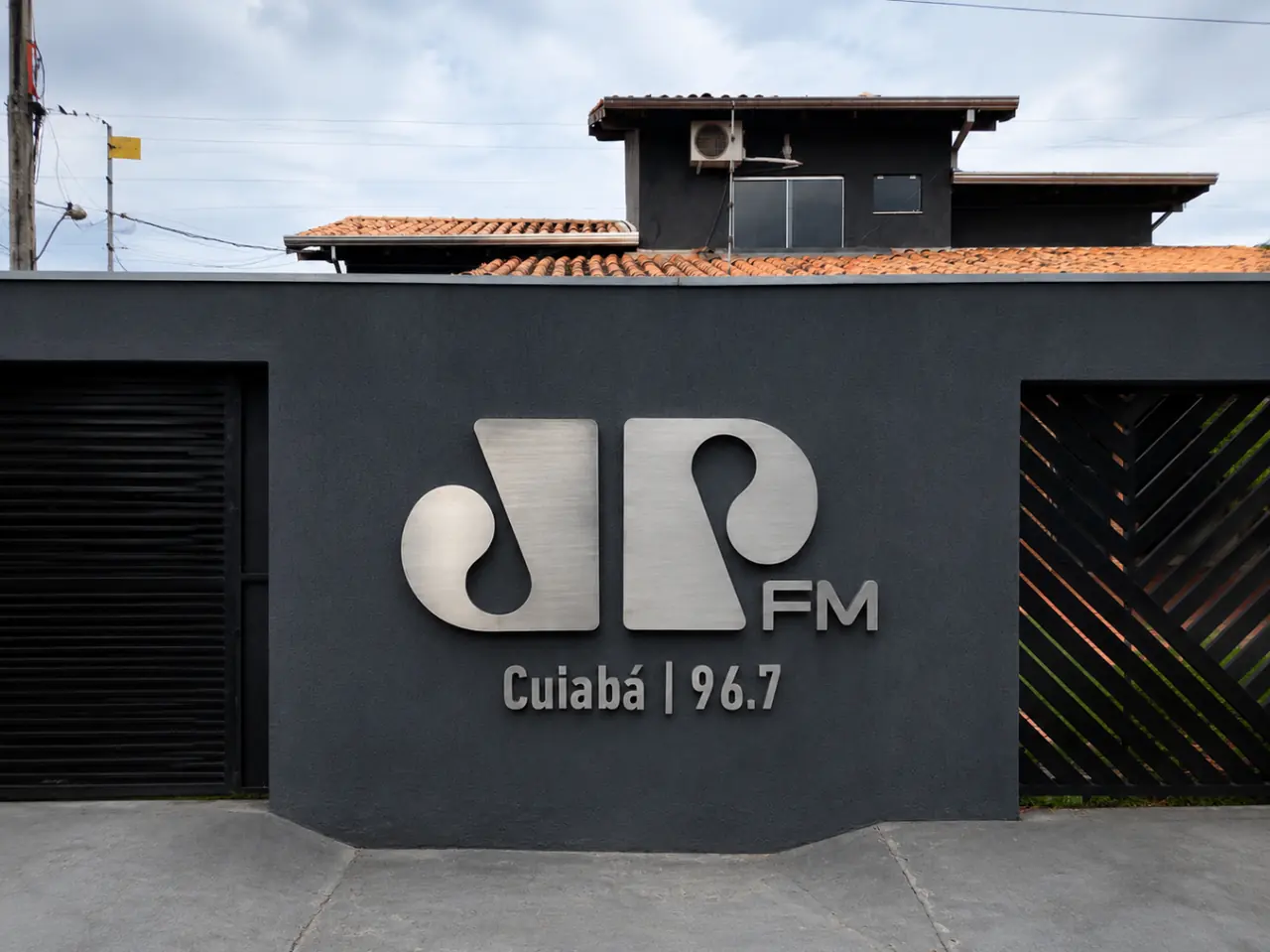 Letras metálicas em fachada externa